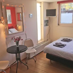 Houseboat Westerdok Bed & Breakfast